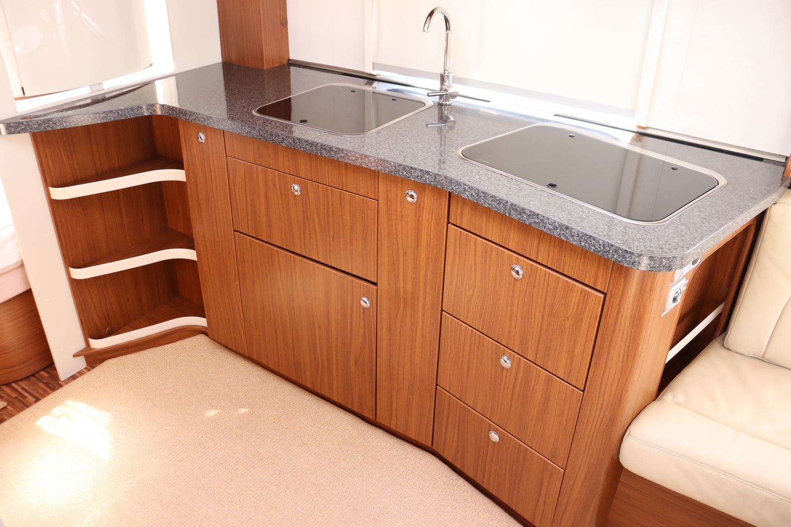 キャンピングカートレーラー