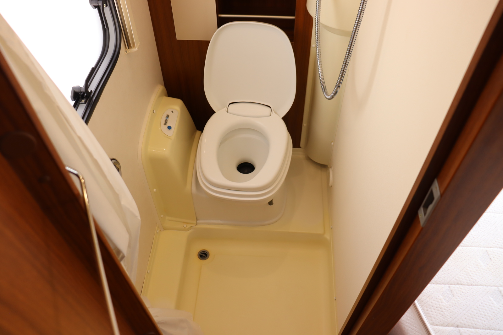 キャンピングカートレーラー