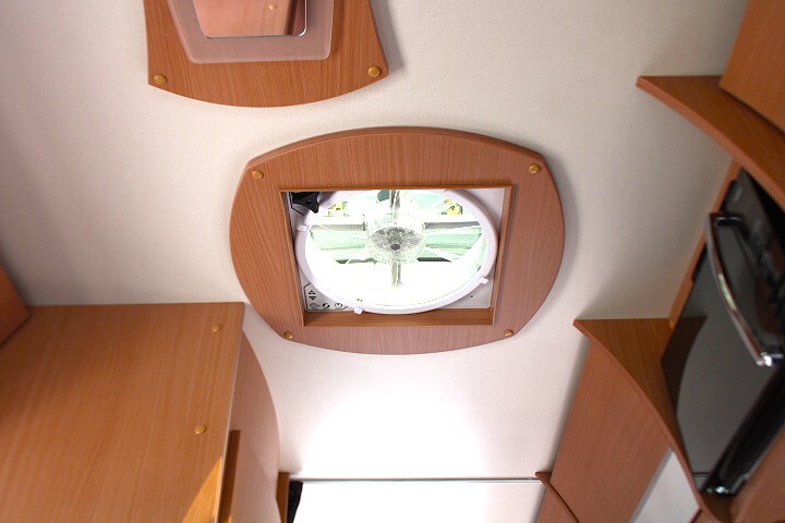 キャンピングカーキャブコン