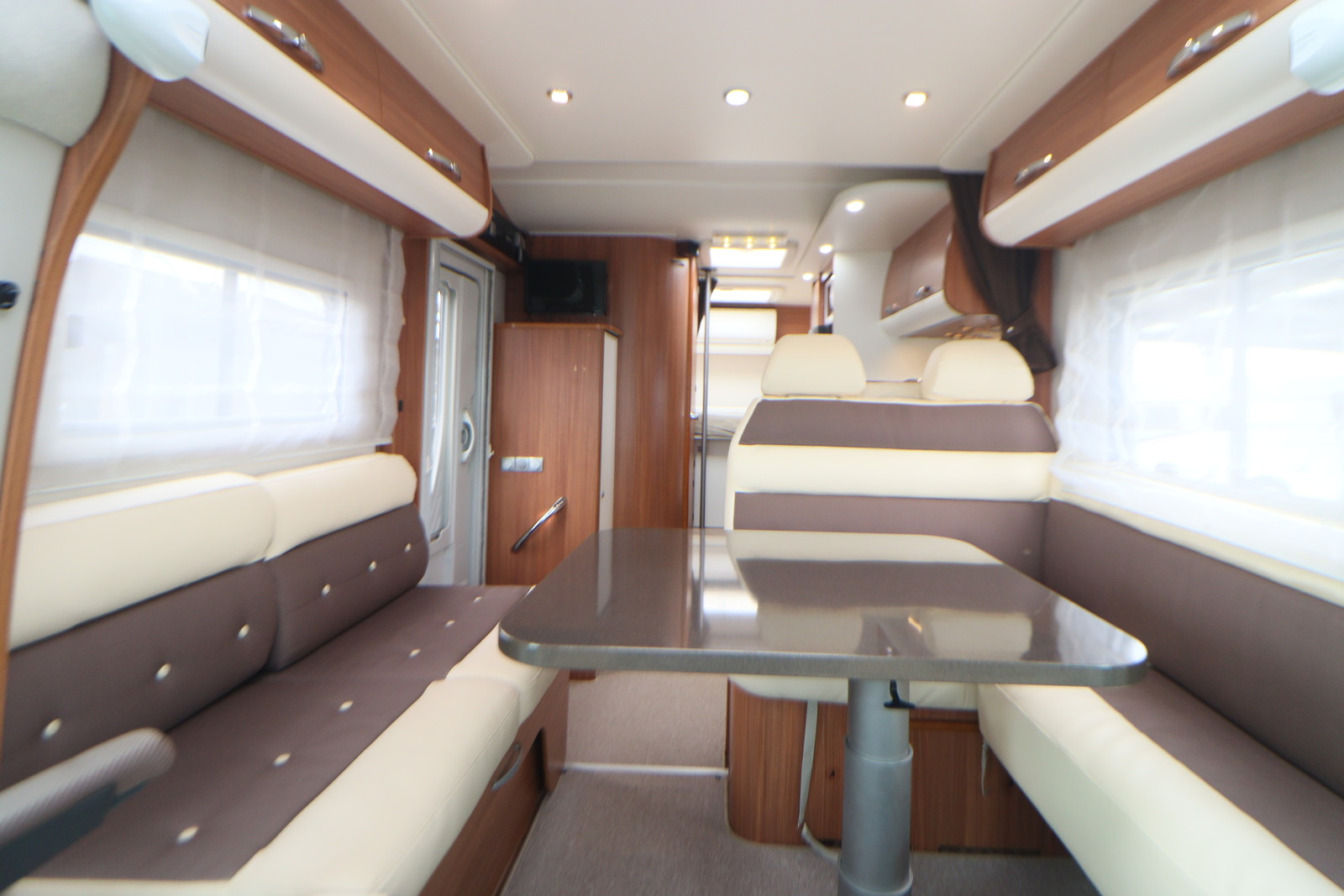 キャンピングカーキャブコン