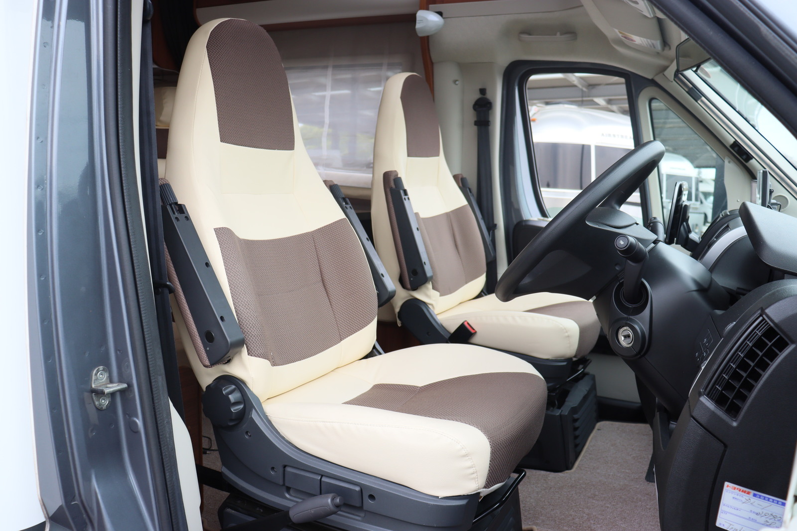 キャンピングカーキャブコン