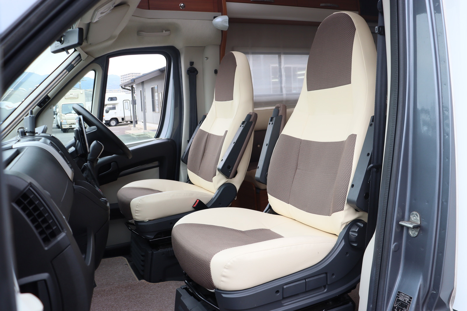 キャンピングカーキャブコン