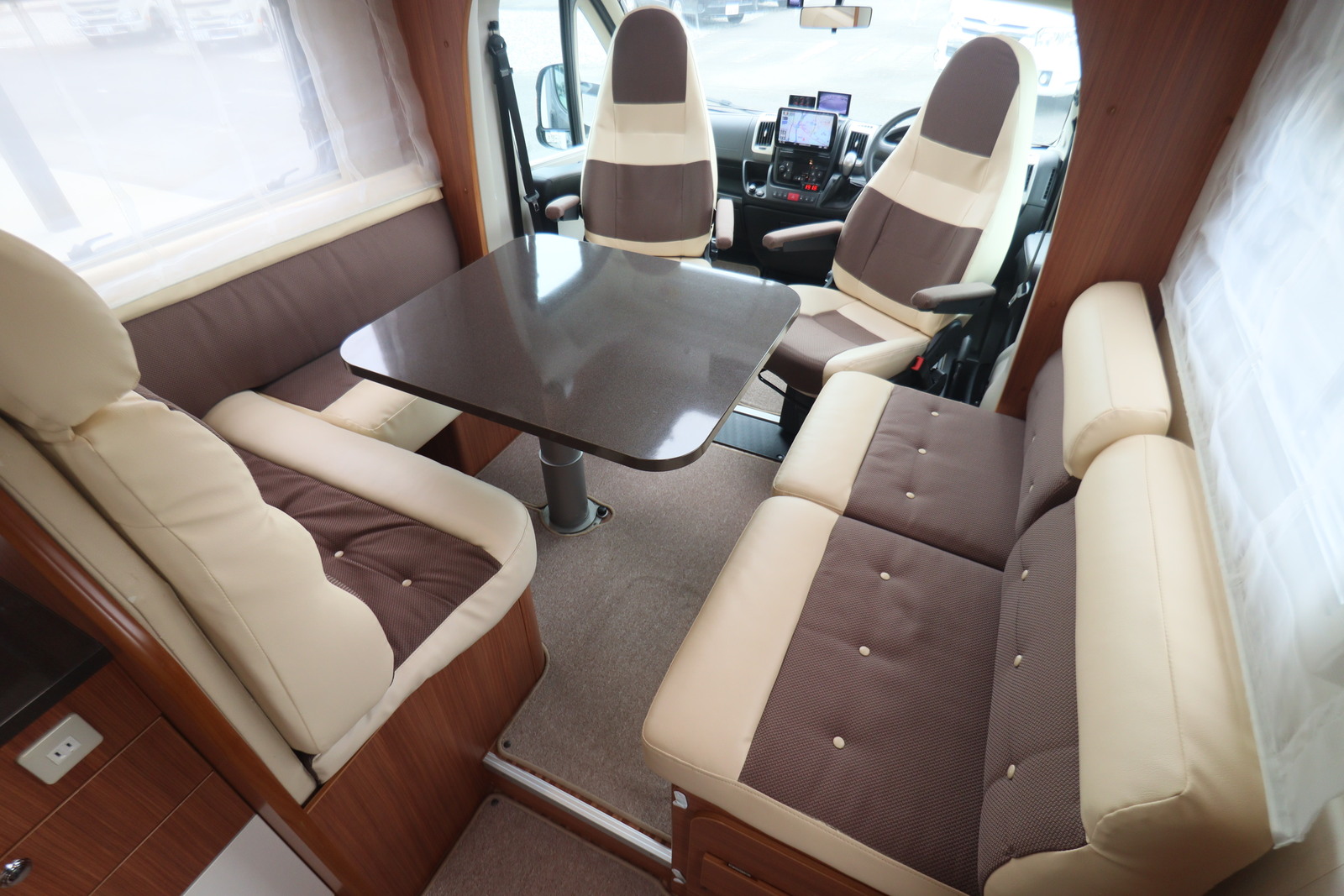 キャンピングカーキャブコン