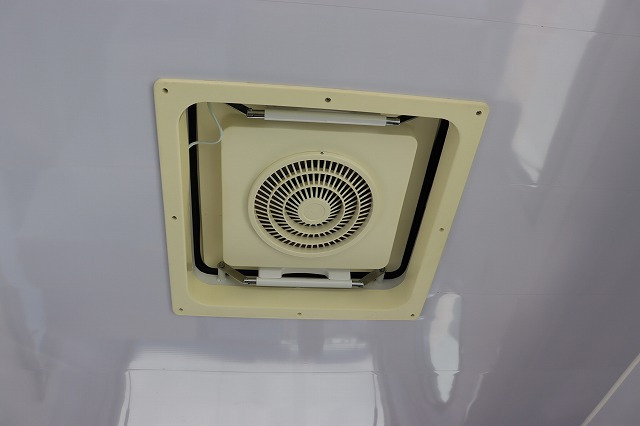 キャンピングカートレーラー