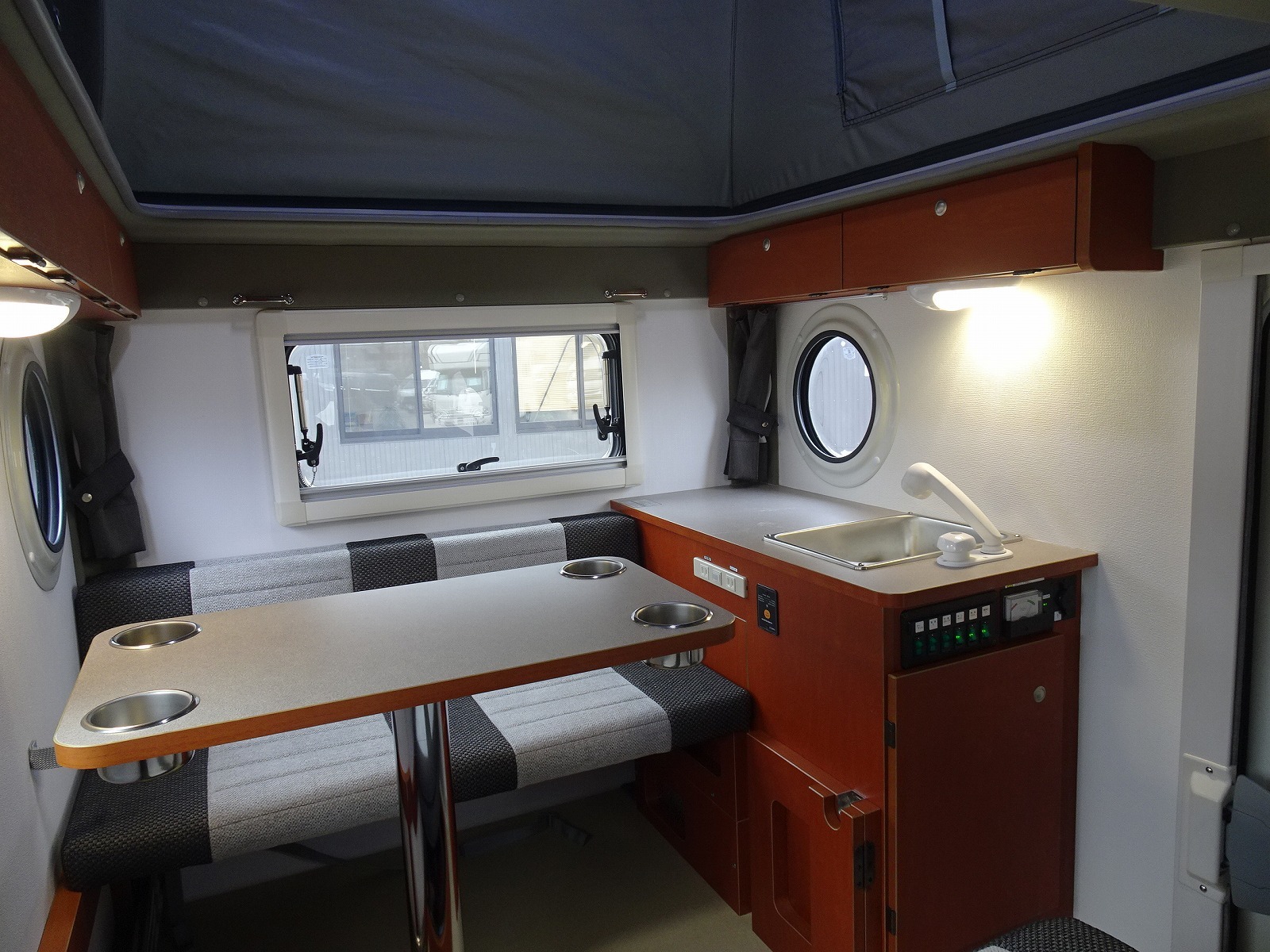 キャンピングカー軽キャンパー