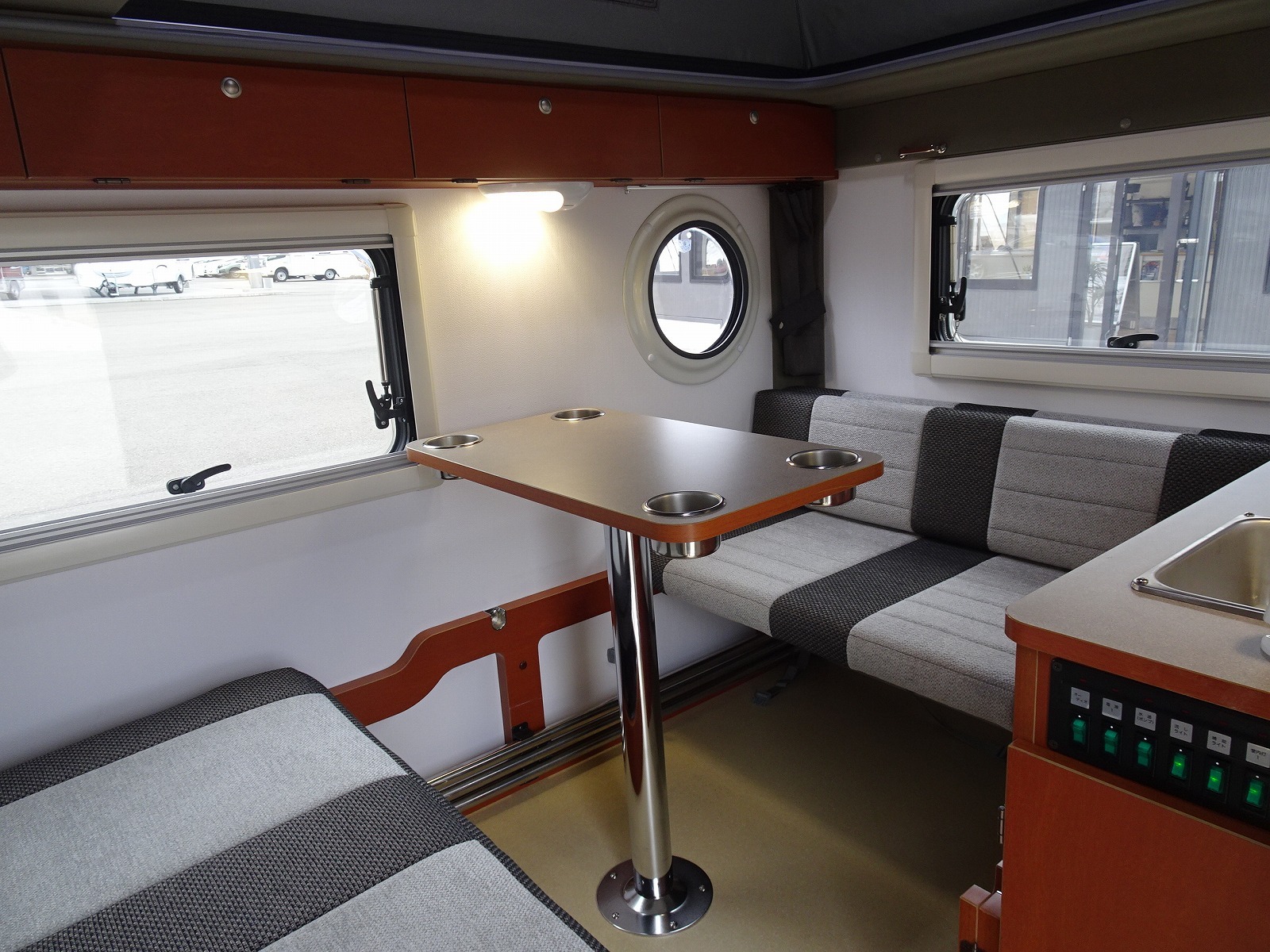 キャンピングカー軽キャンパー