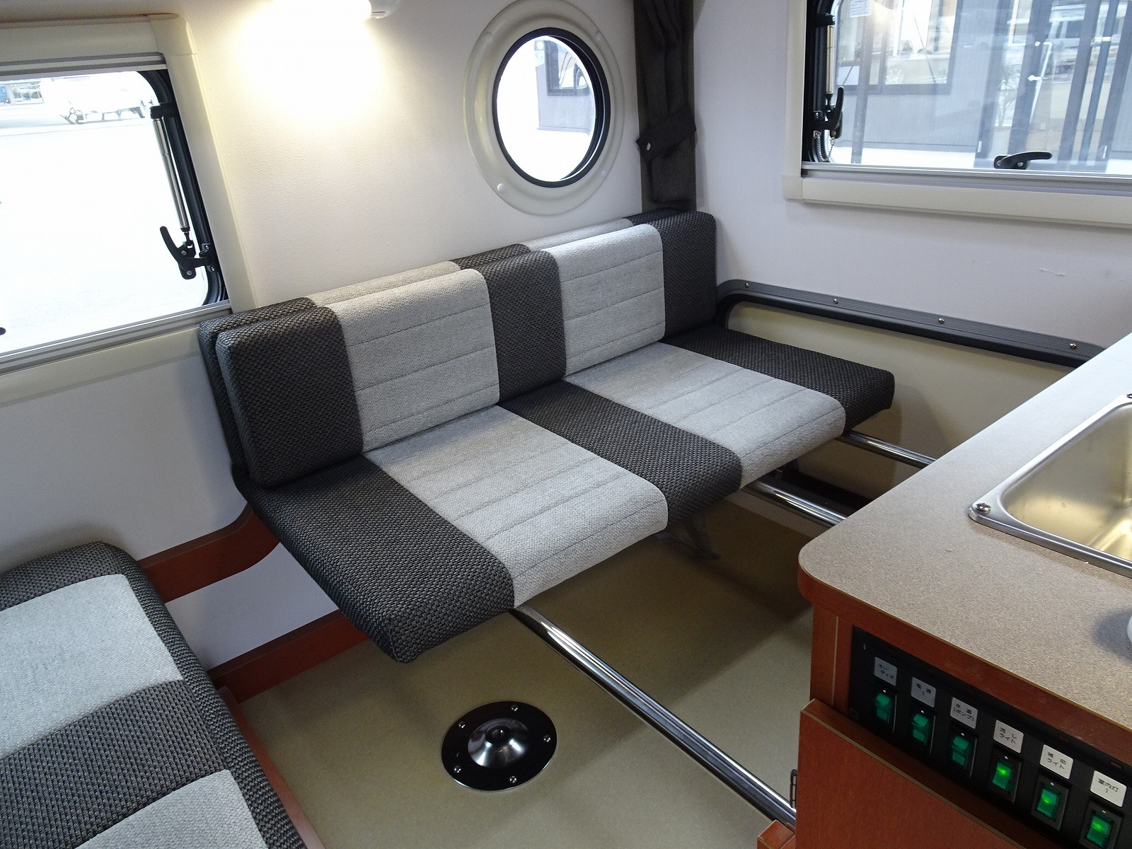 キャンピングカー軽キャンパー