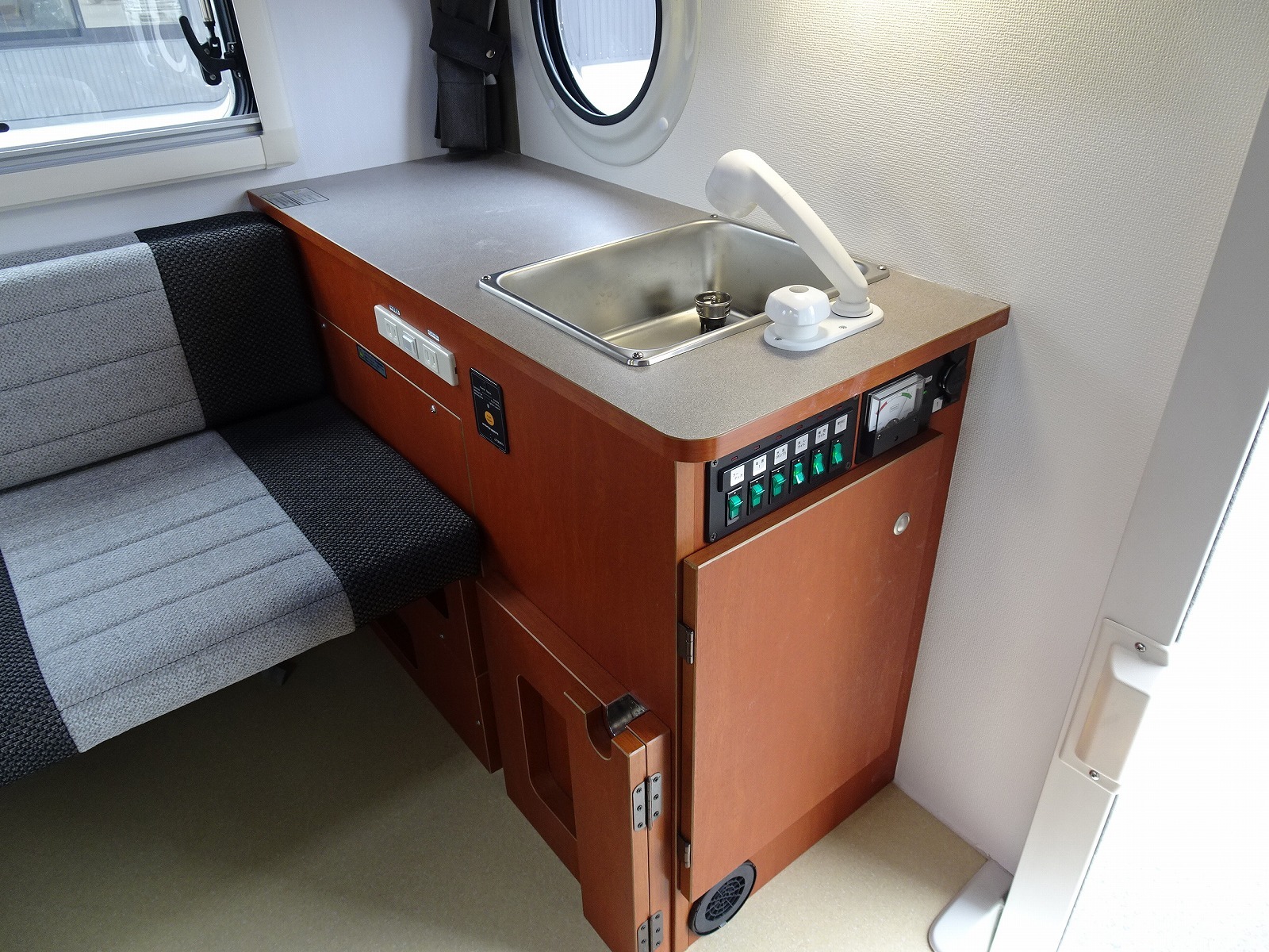 キャンピングカー軽キャンパー