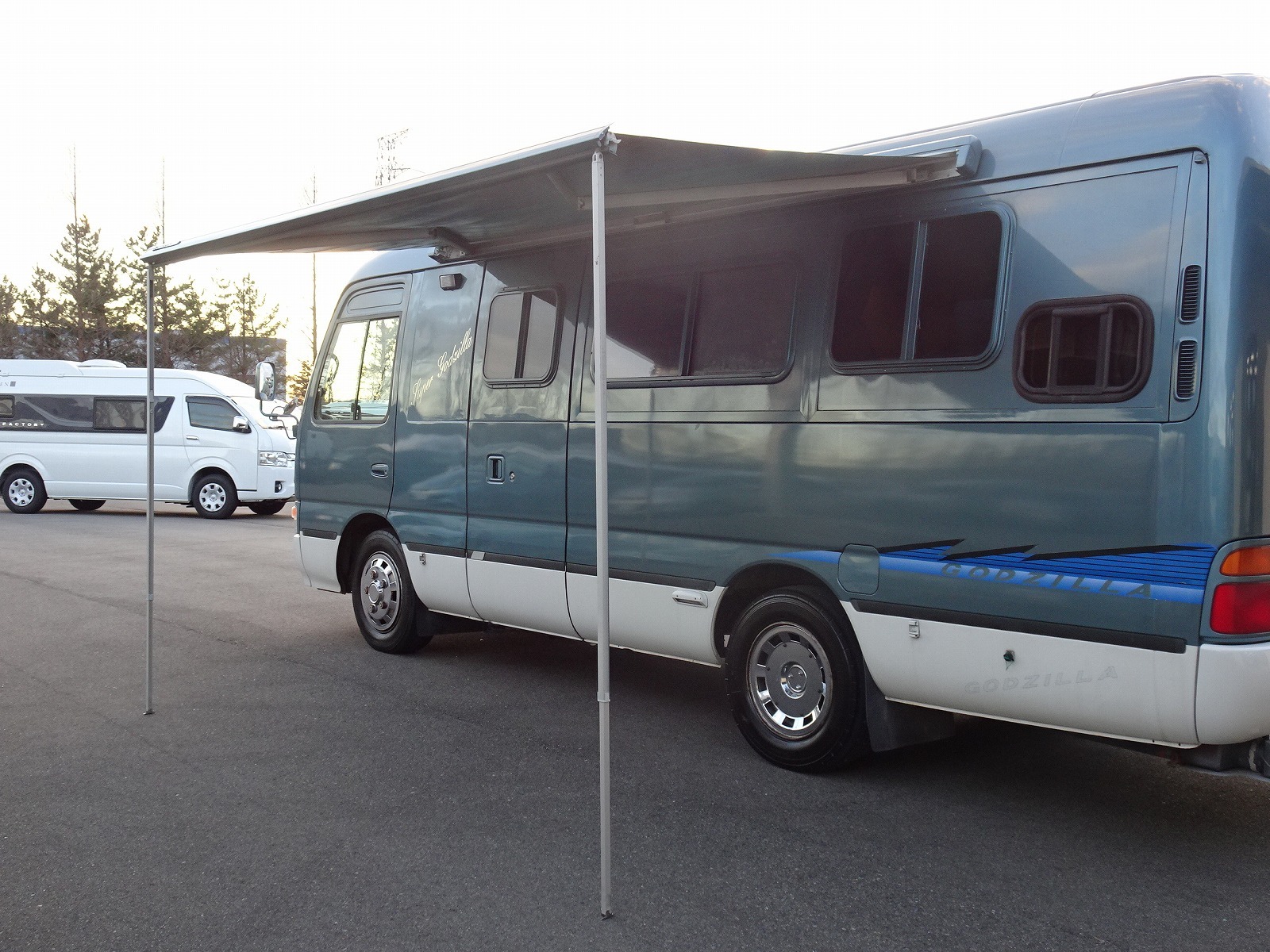 キャンピングカーバスコン