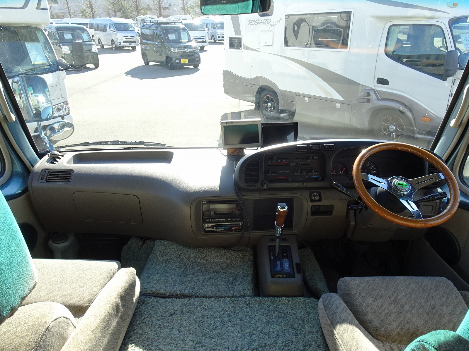 キャンピングカーバスコン