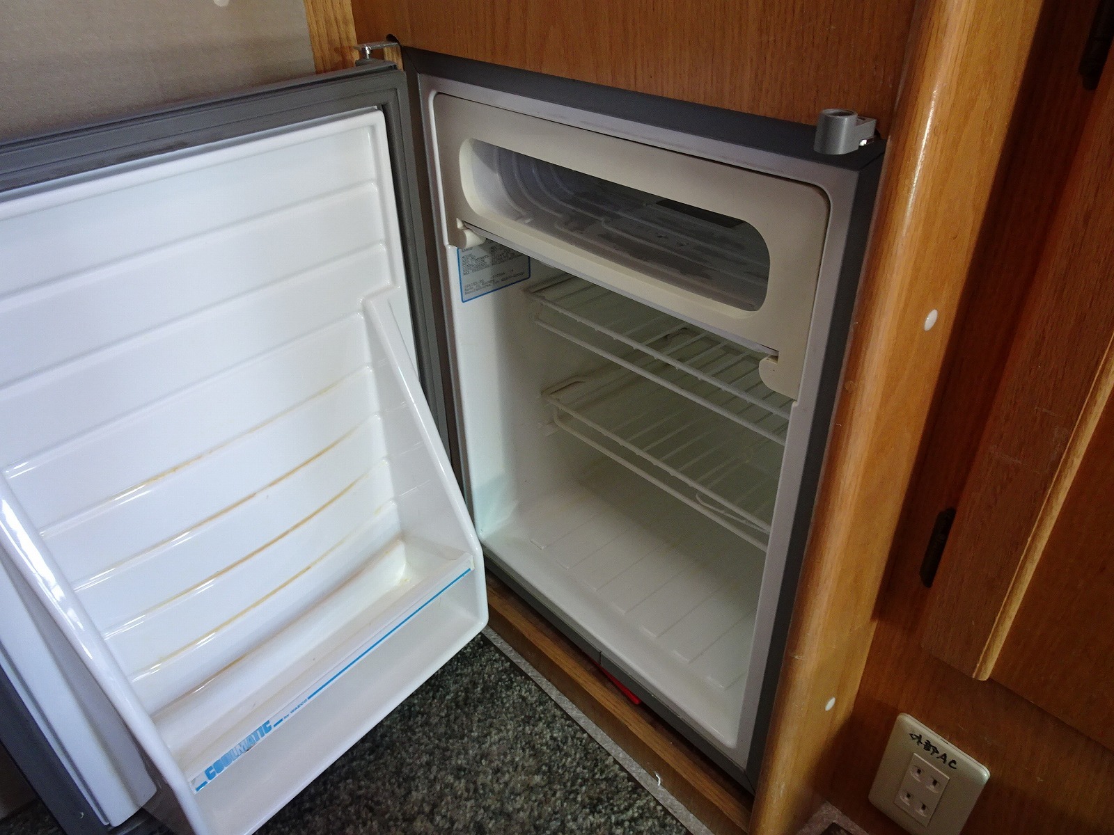 キャンピングカーバスコン