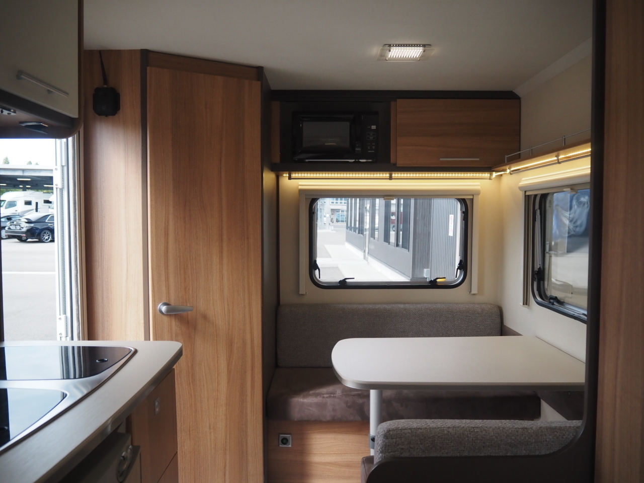 キャンピングカートレーラー