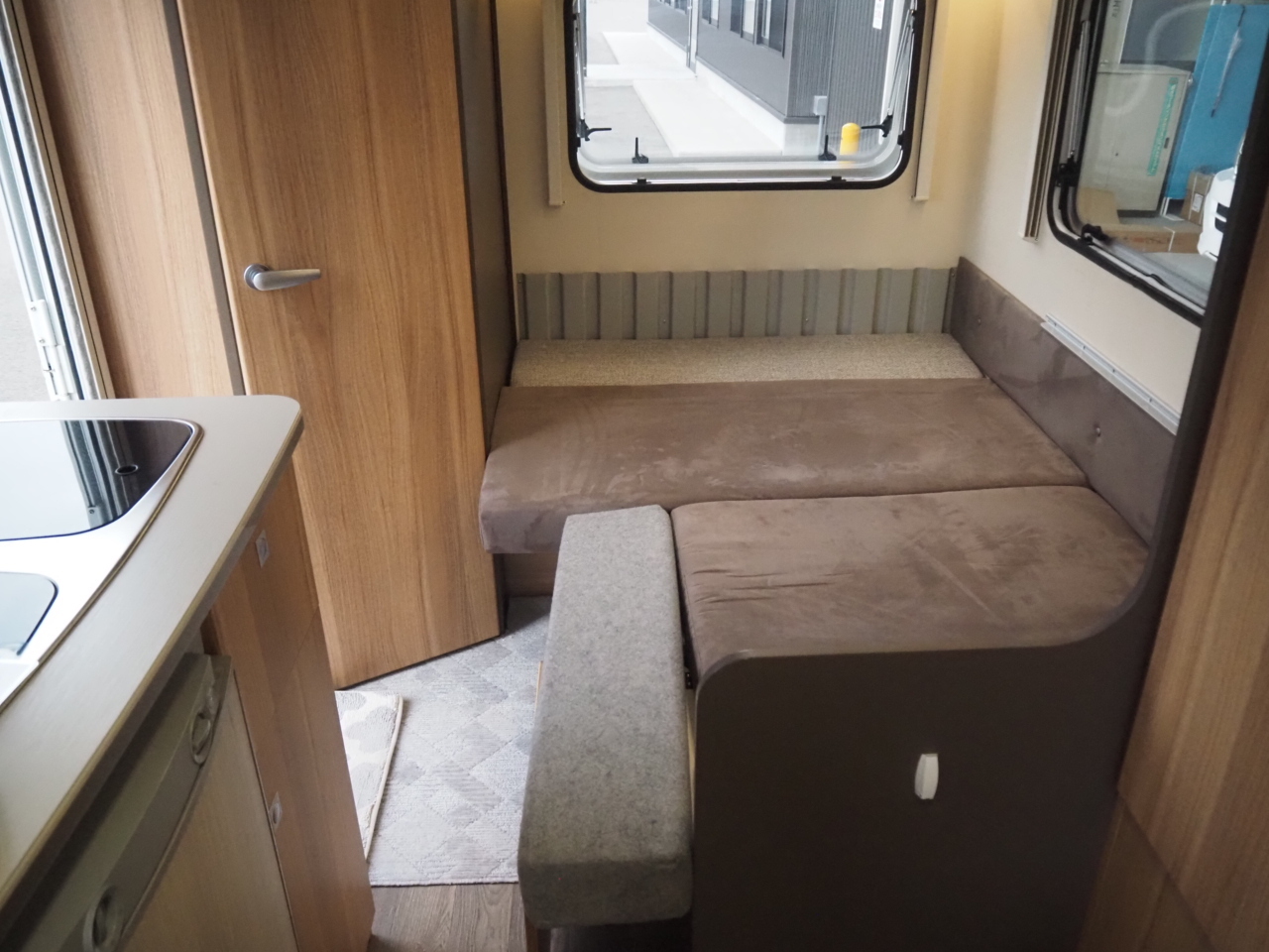 キャンピングカートレーラー