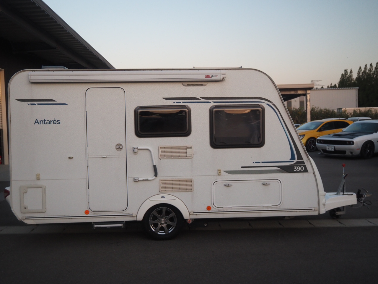 キャンピングカートレーラー