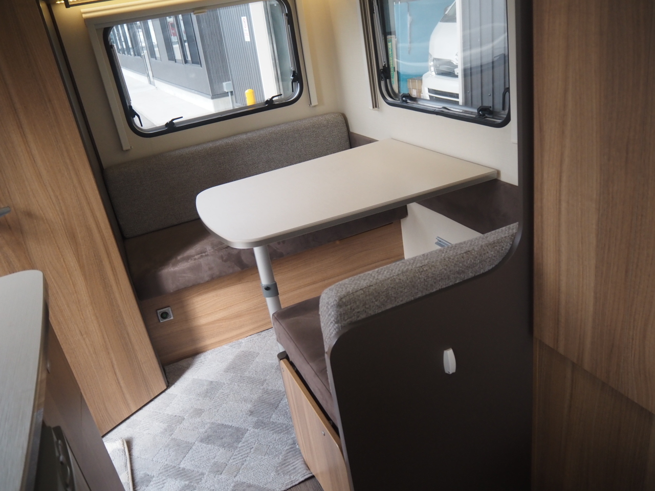 キャンピングカートレーラー