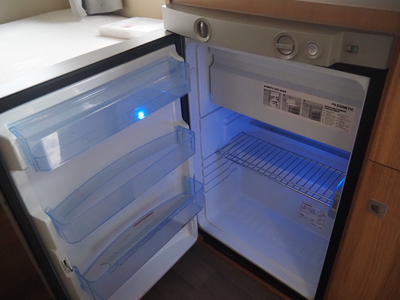 キャンピングカートレーラー