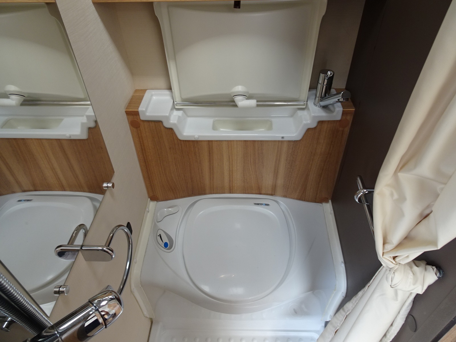 キャンピングカートレーラー