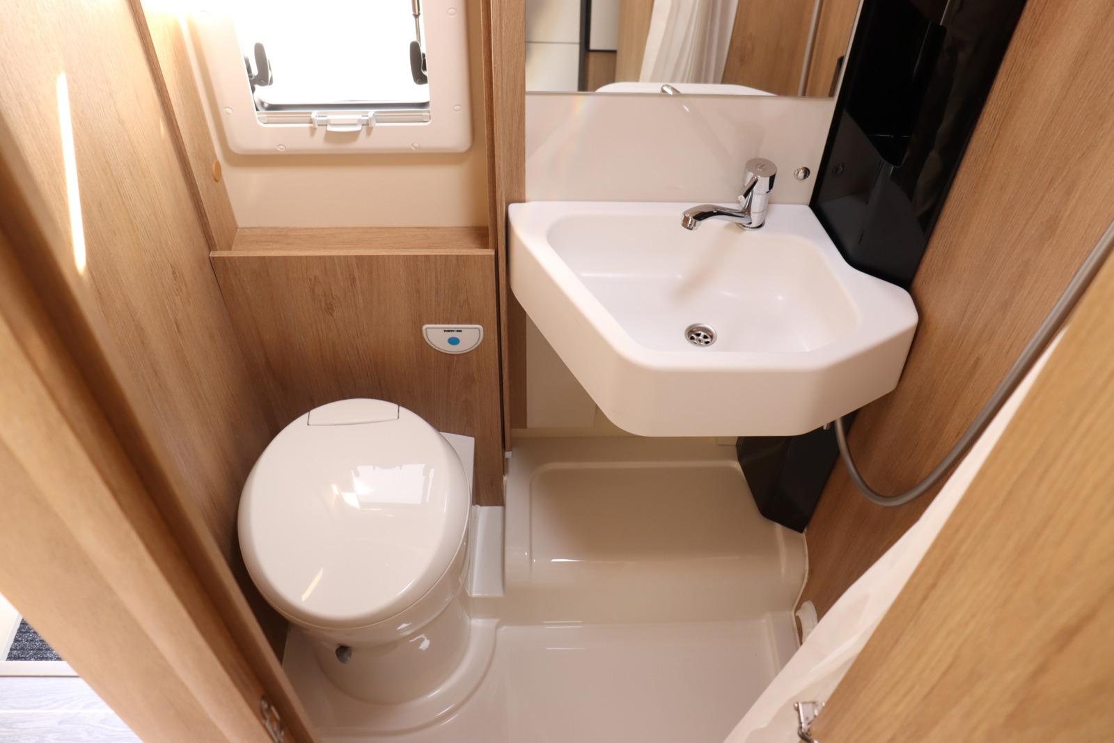 キャンピングカーキャブコン