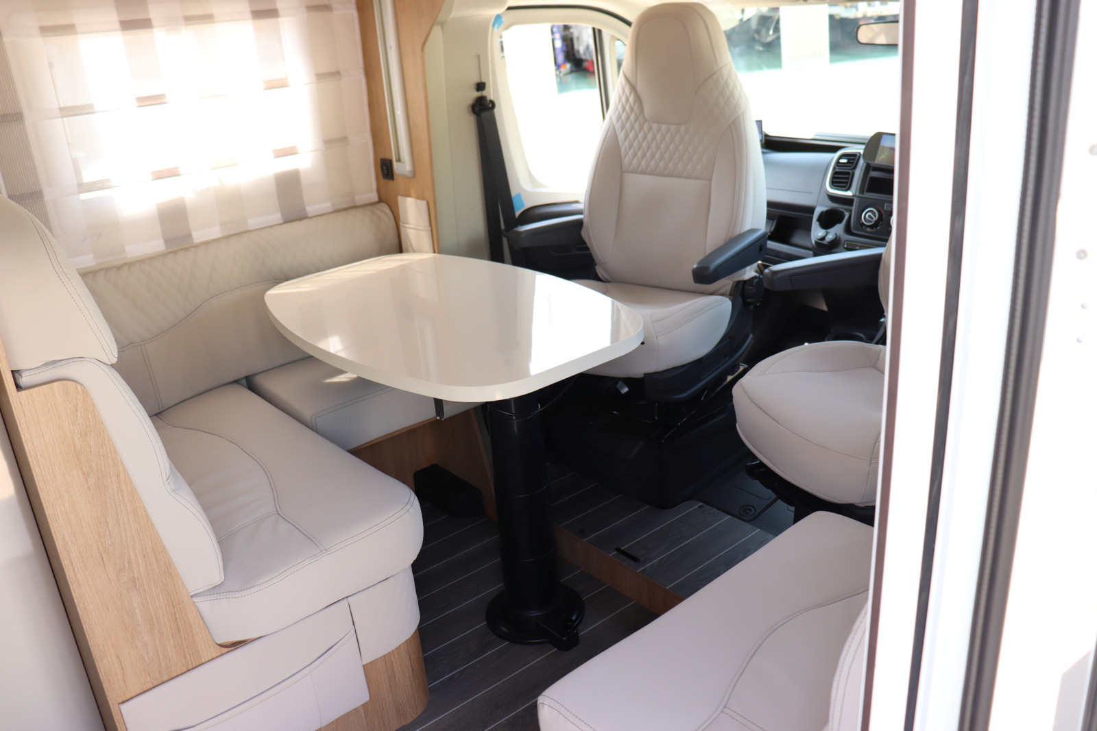 キャンピングカーキャブコン