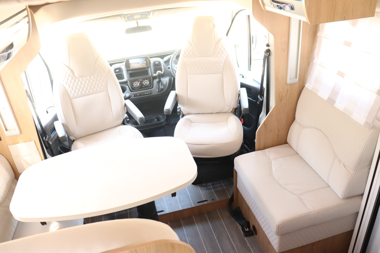 キャンピングカーキャブコン