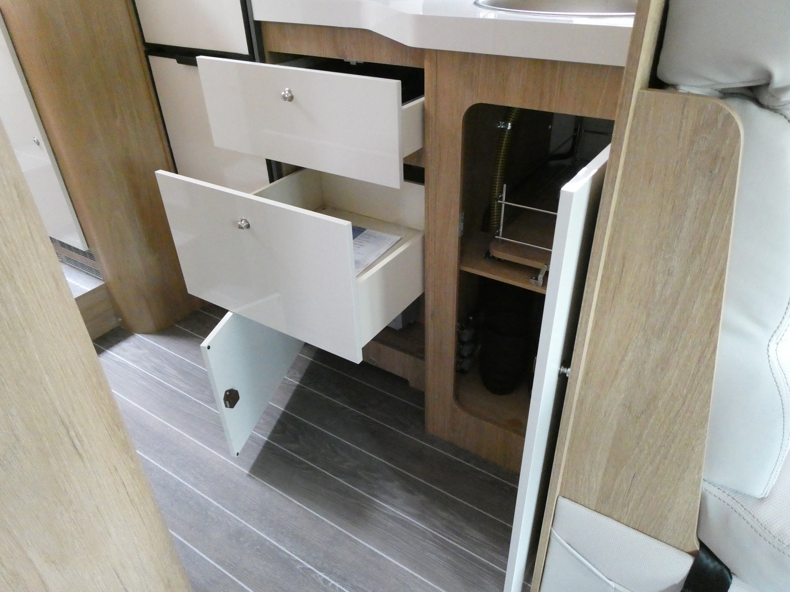 キャンピングカーキャブコン