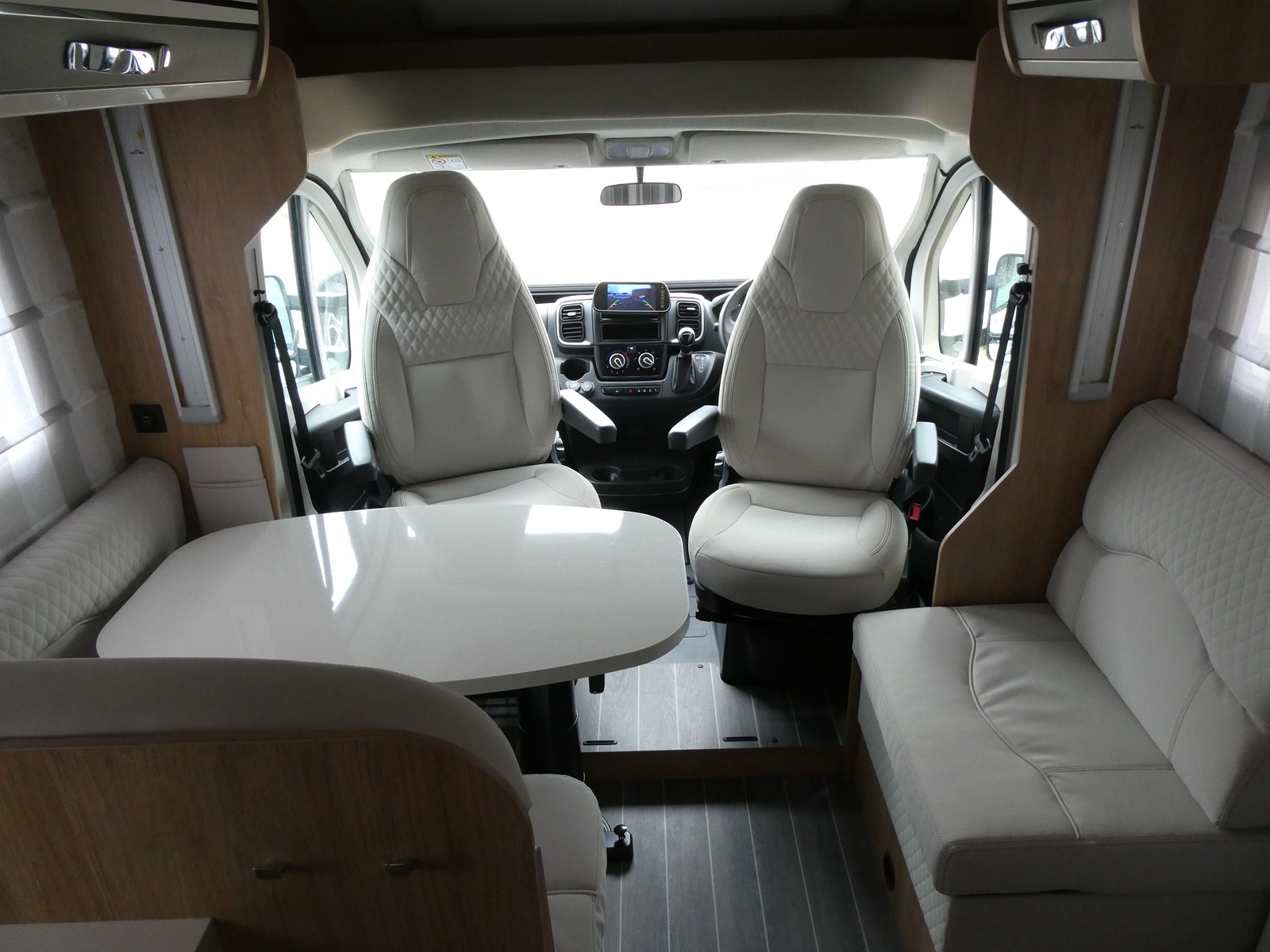 キャンピングカーキャブコン