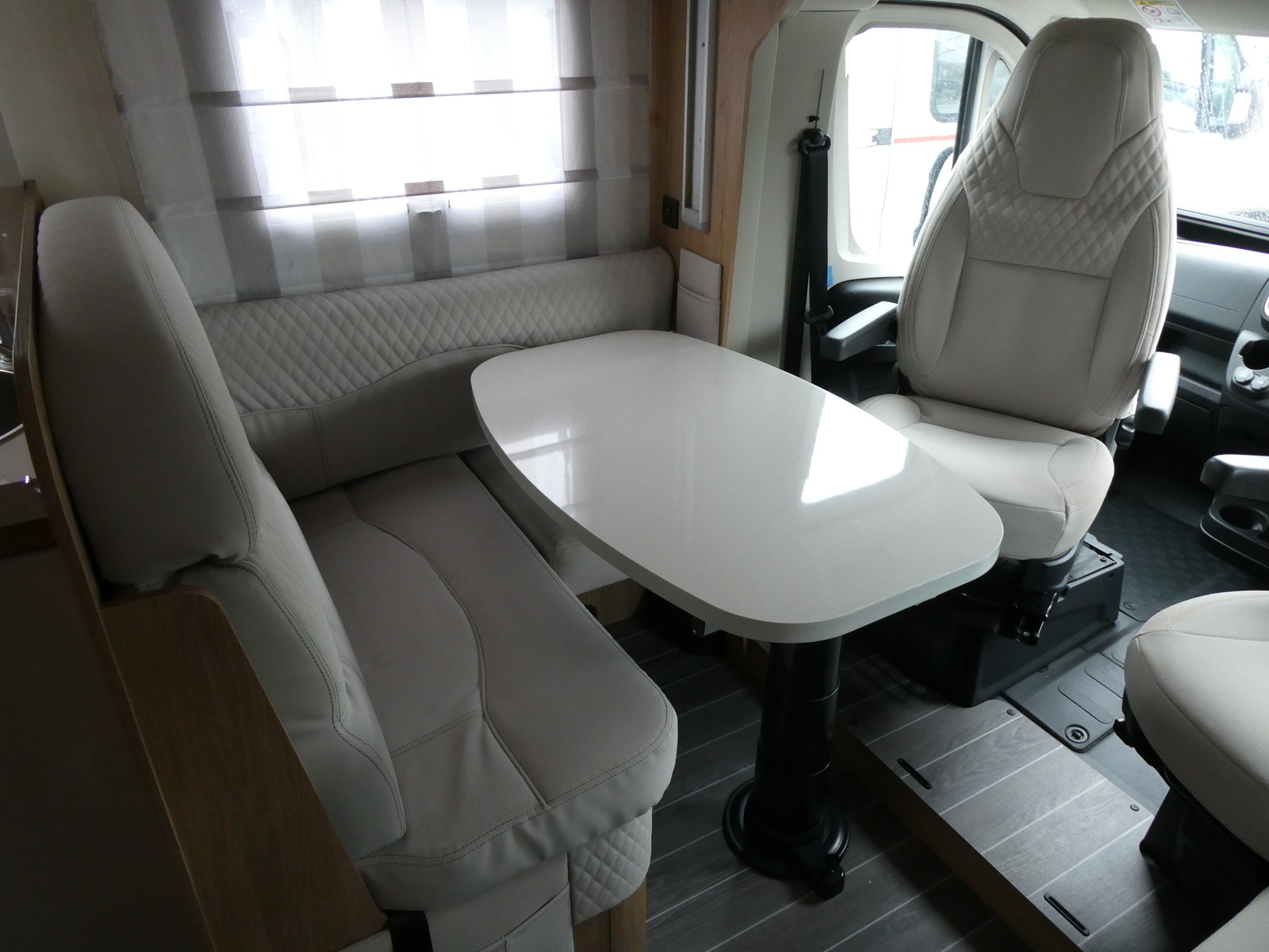 キャンピングカーキャブコン