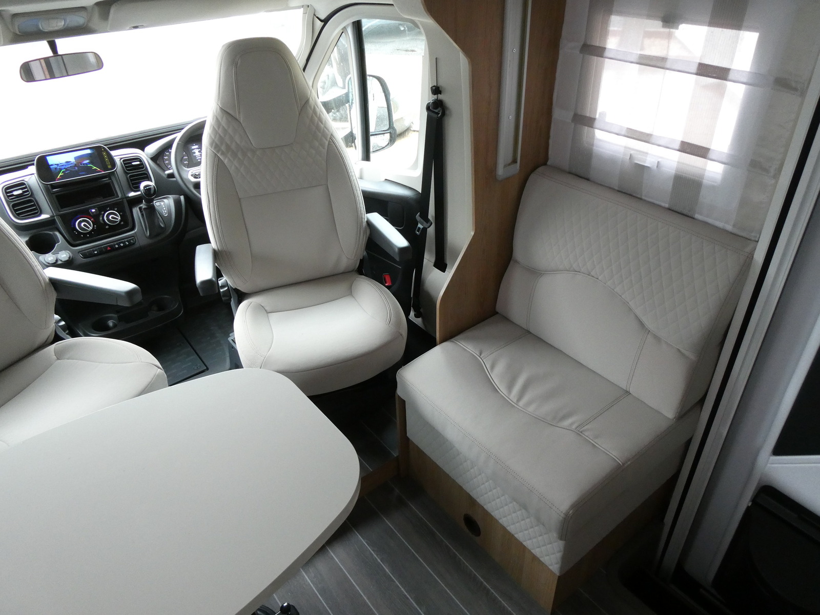 キャンピングカーキャブコン