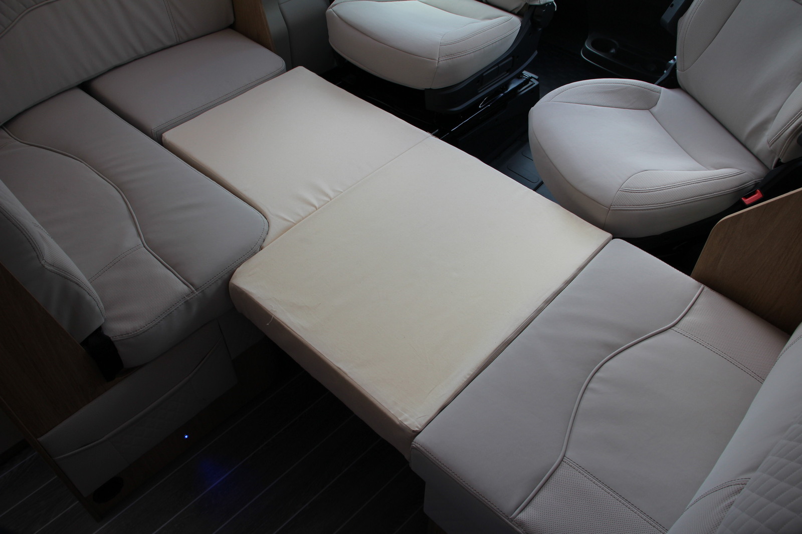 キャンピングカーキャブコン