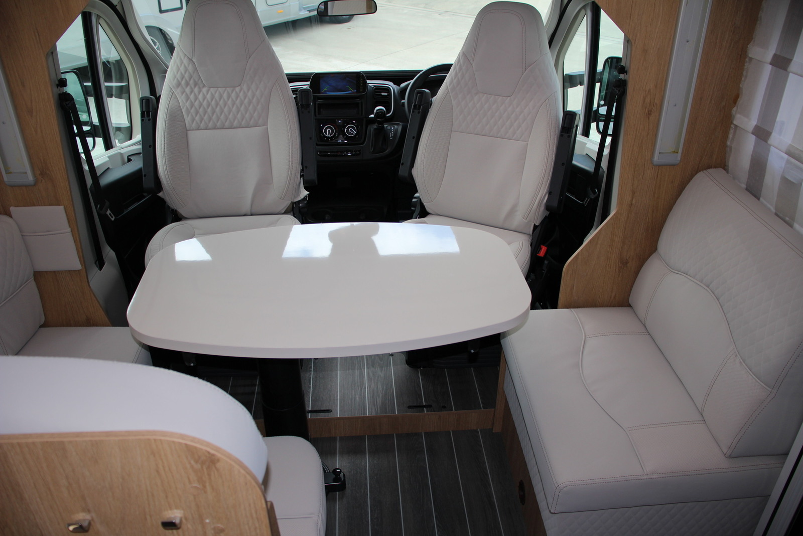 キャンピングカーキャブコン