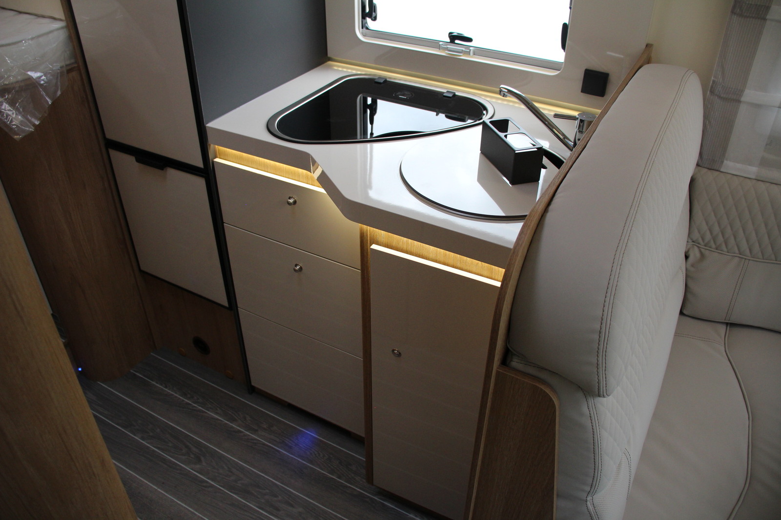 キャンピングカーキャブコン