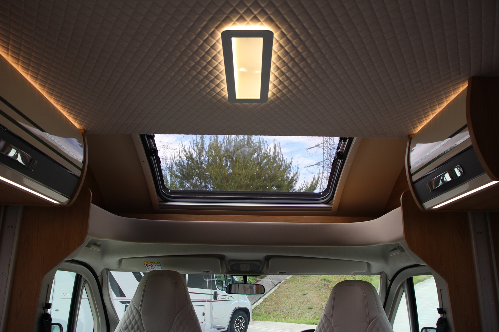 キャンピングカーキャブコン