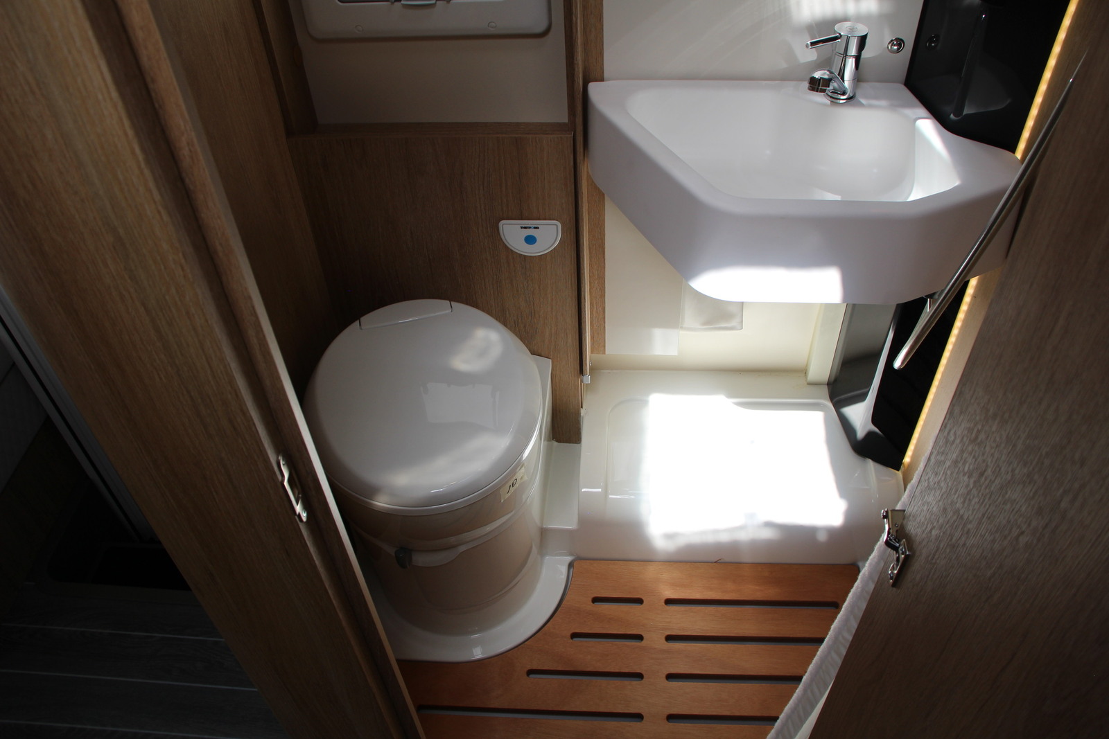 キャンピングカーキャブコン