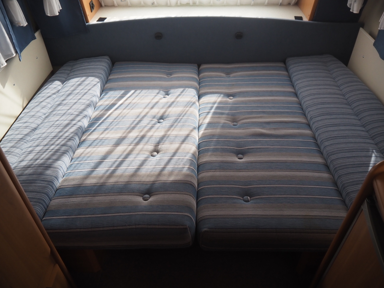 キャンピングカートレーラー