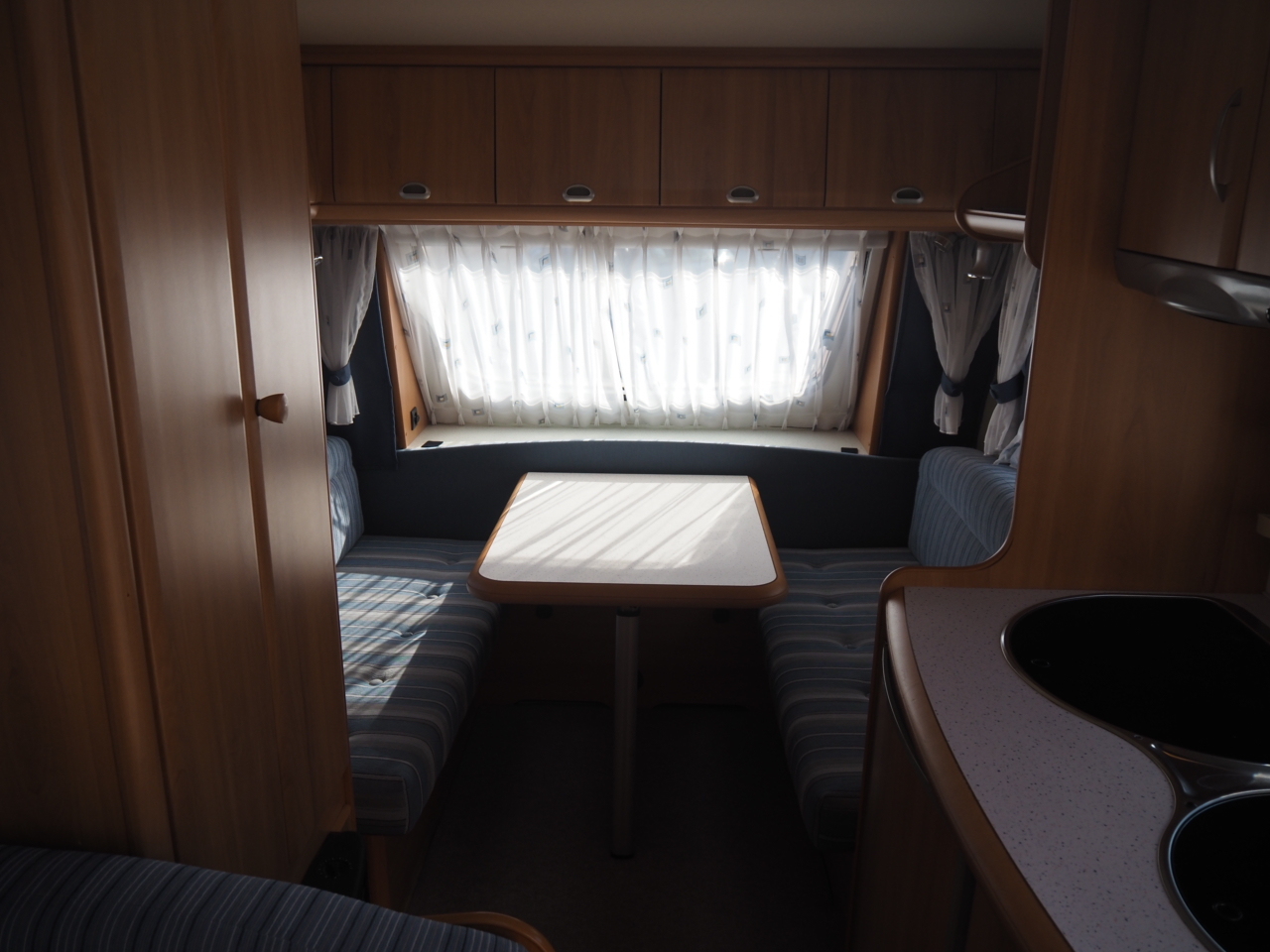 キャンピングカートレーラー