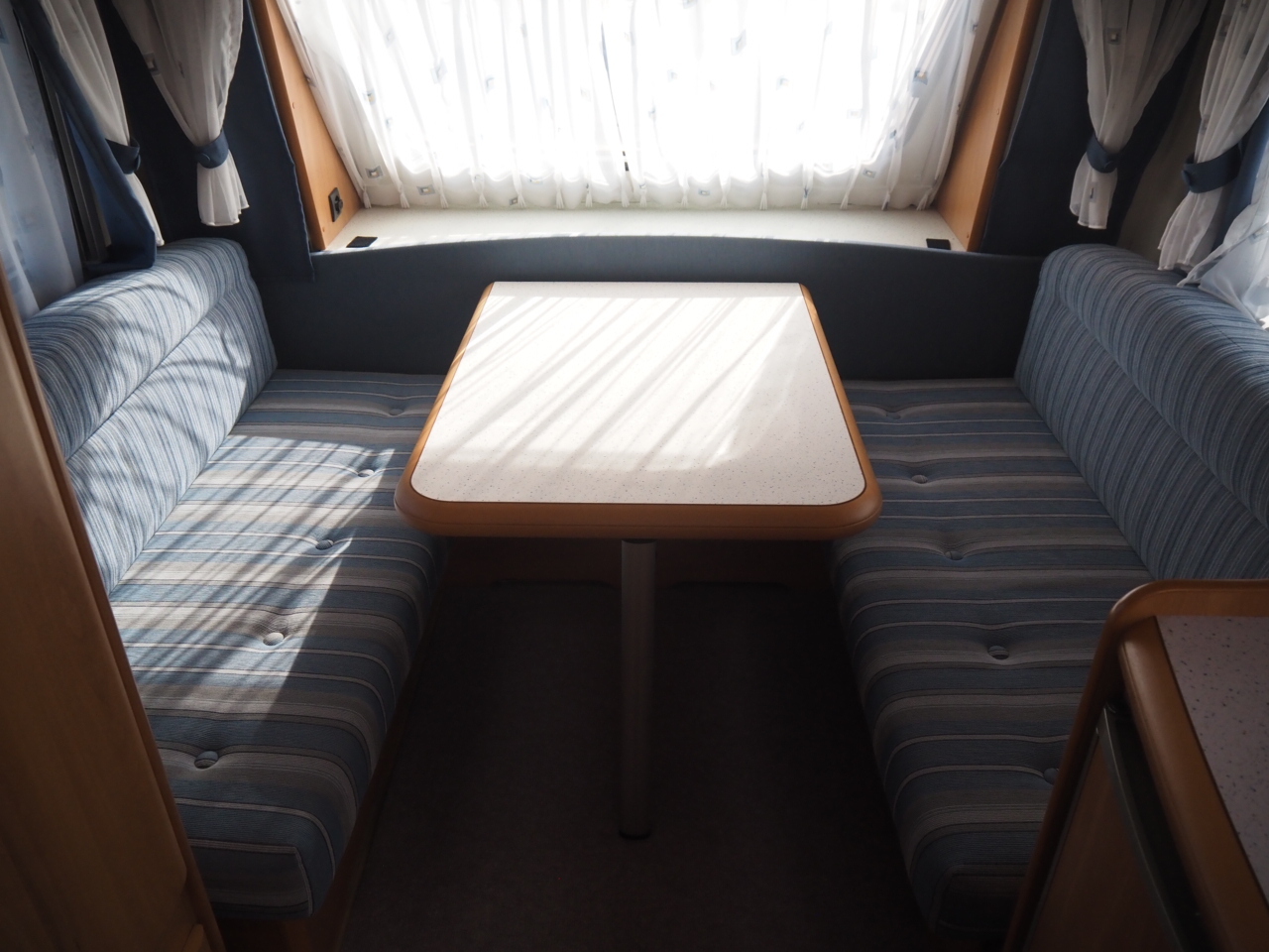 キャンピングカートレーラー