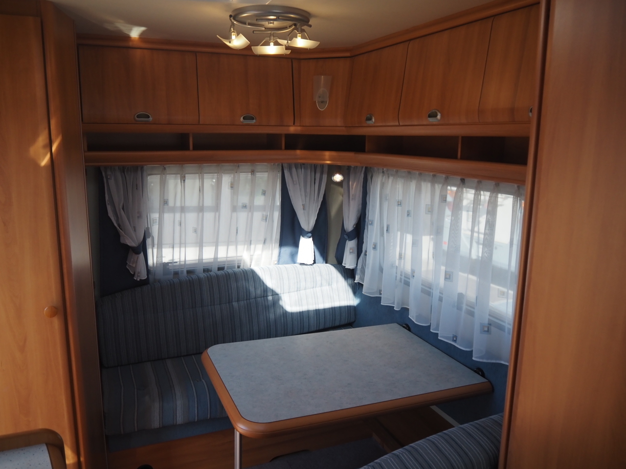 キャンピングカートレーラー