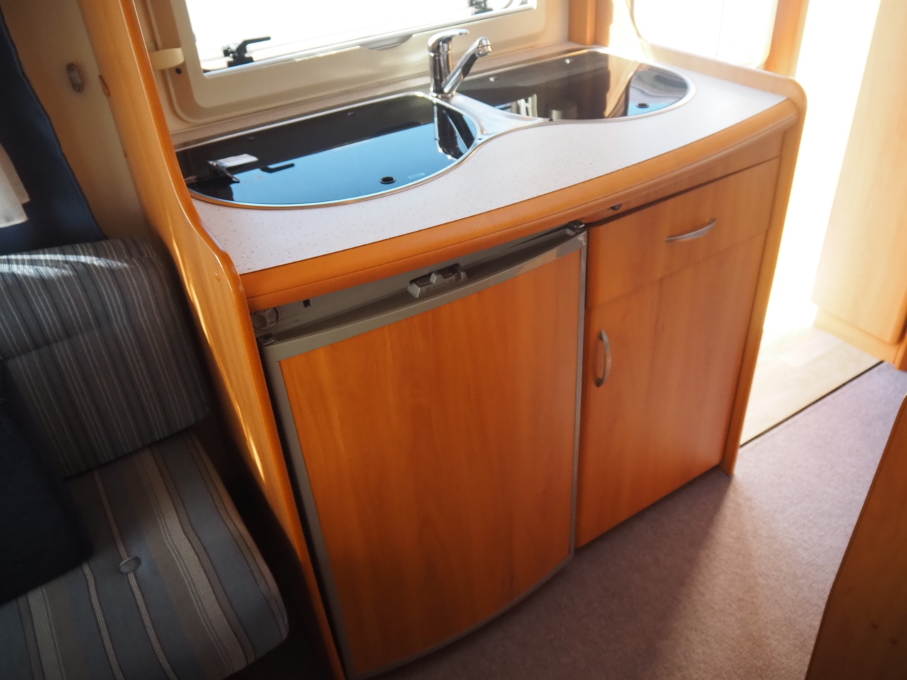 キャンピングカートレーラー