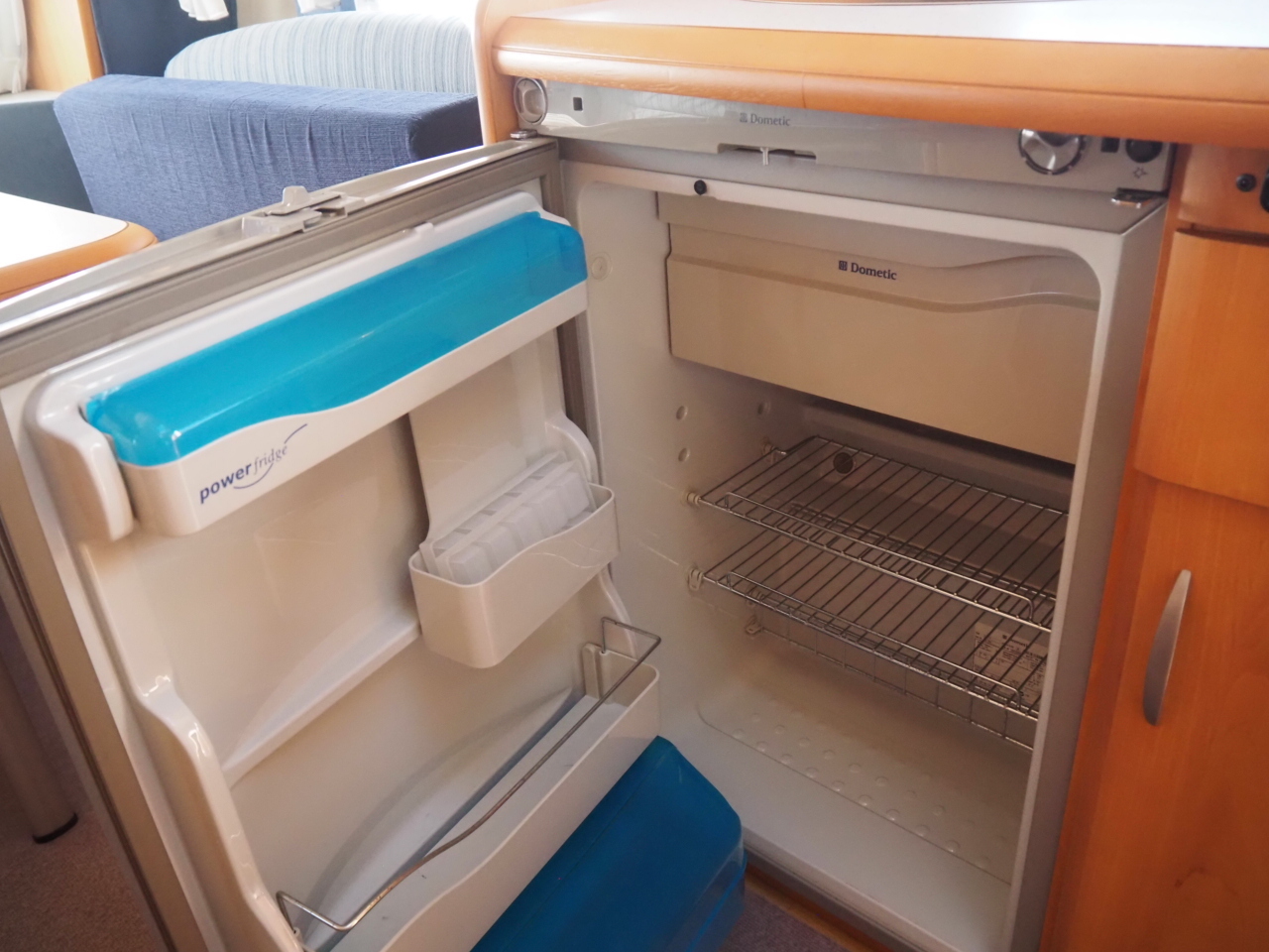 キャンピングカートレーラー