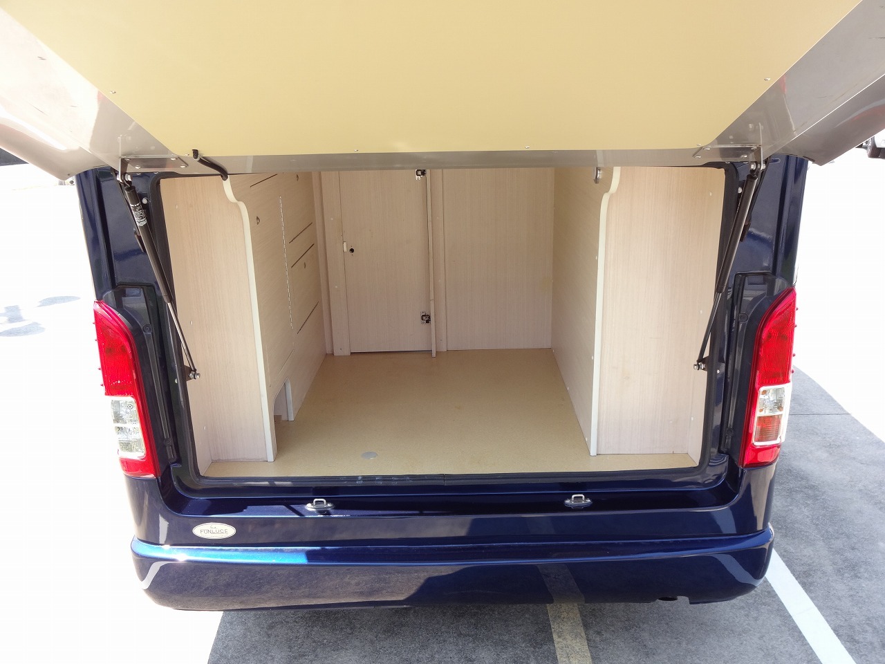 キャンピングカーキャブコン