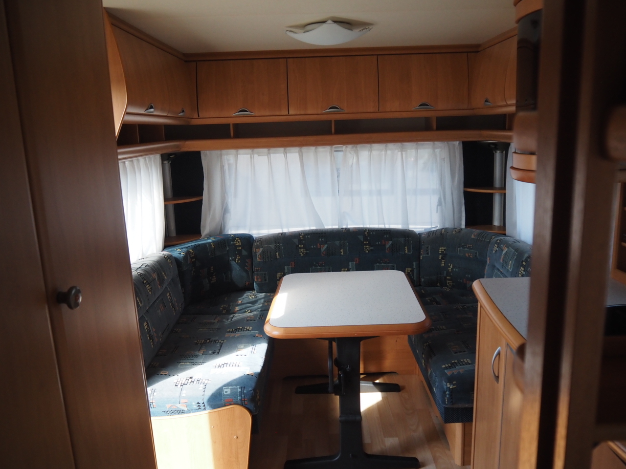 キャンピングカートレーラー