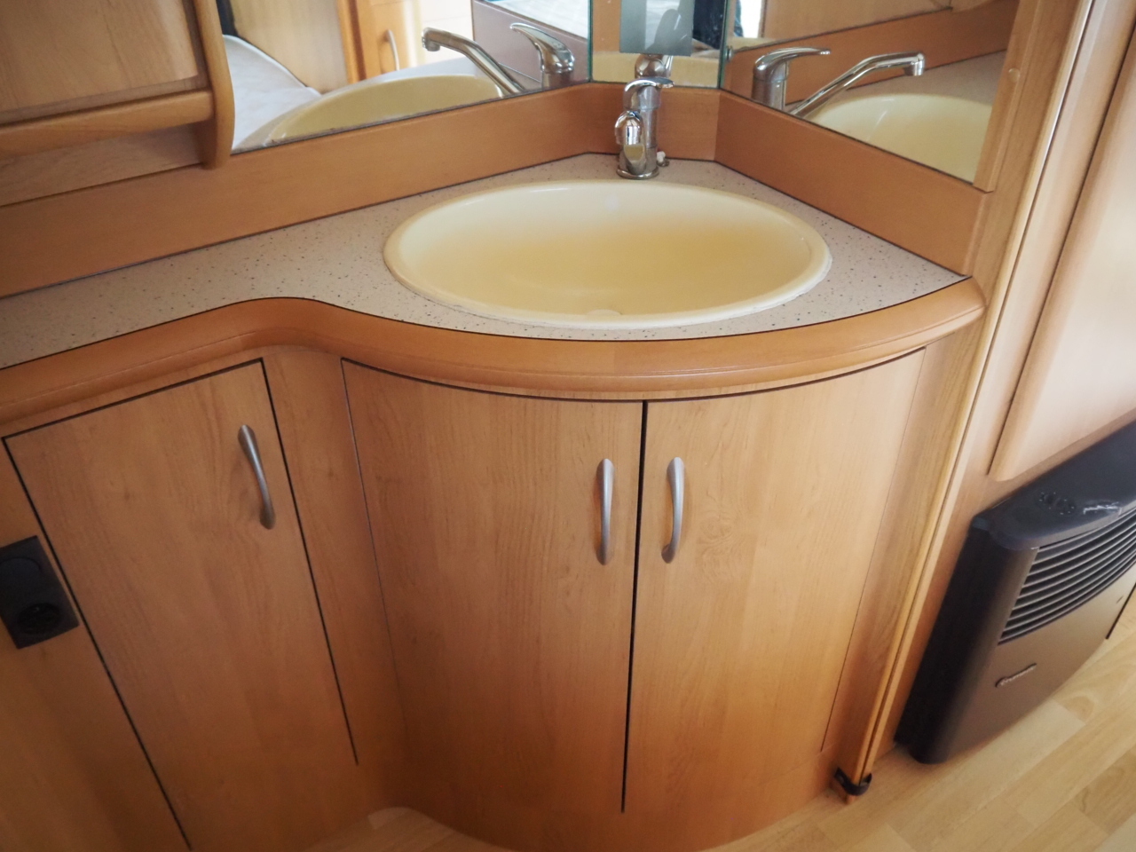 キャンピングカートレーラー