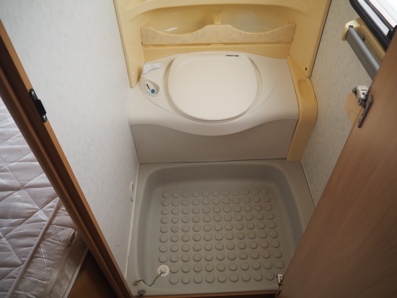 キャンピングカートレーラー