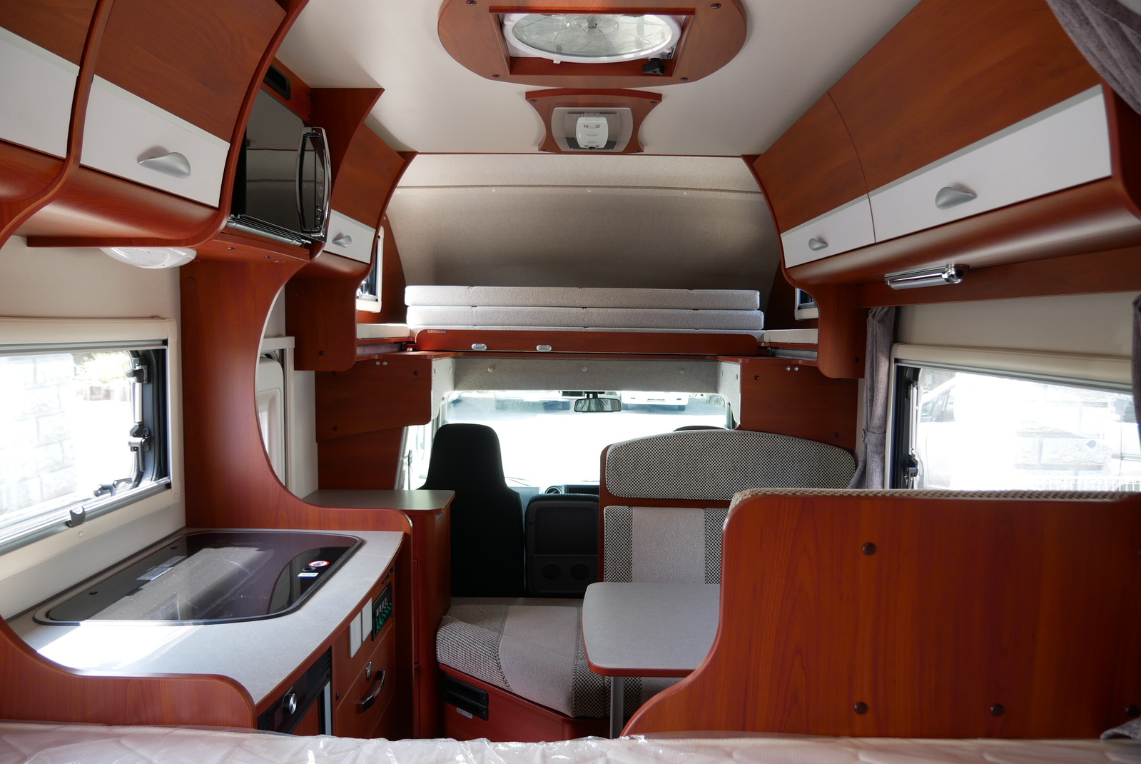 キャンピングカーキャブコン