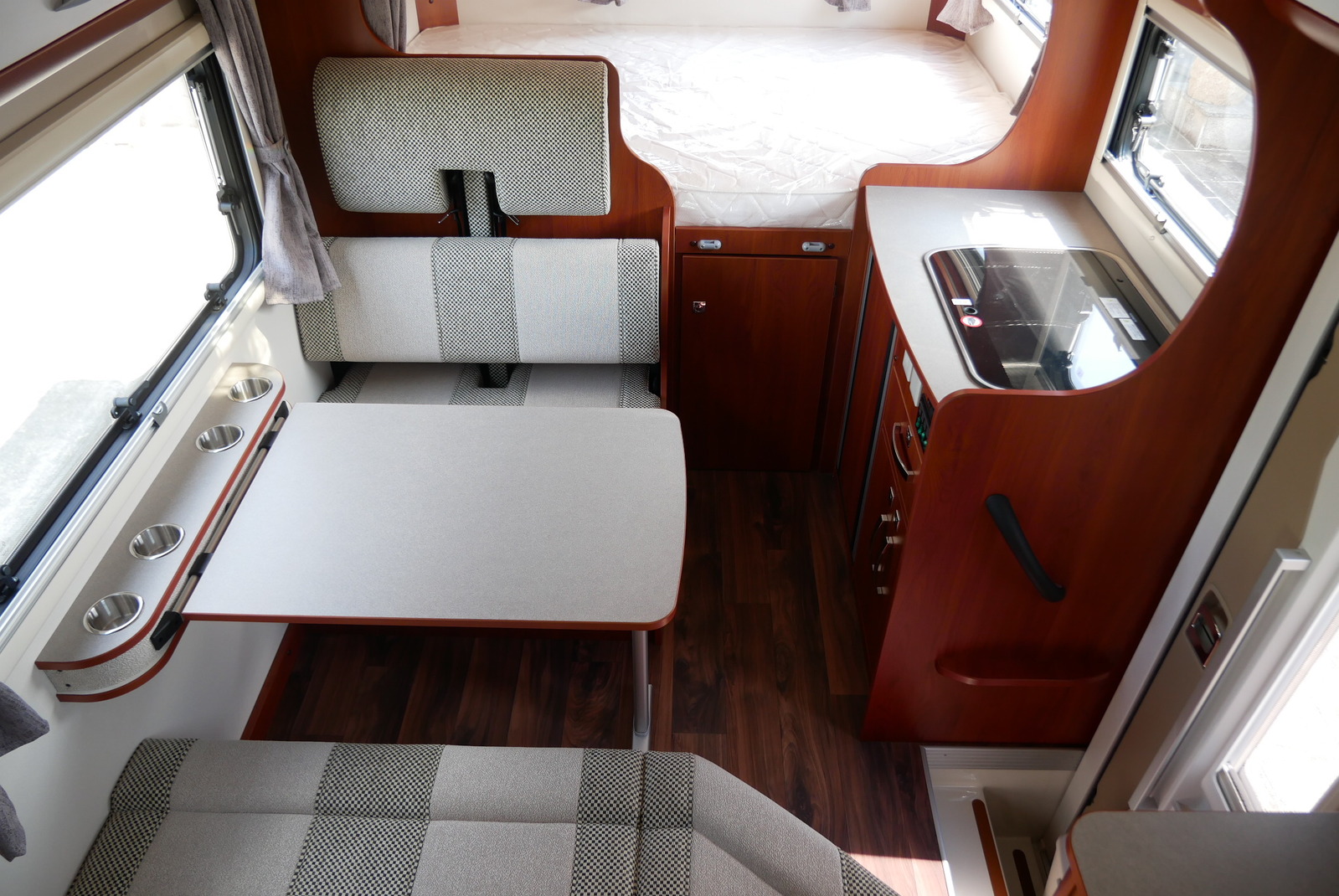 キャンピングカーキャブコン