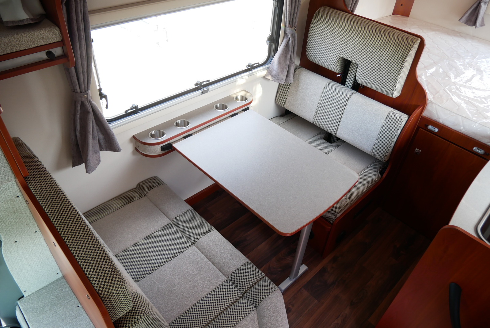 キャンピングカーキャブコン