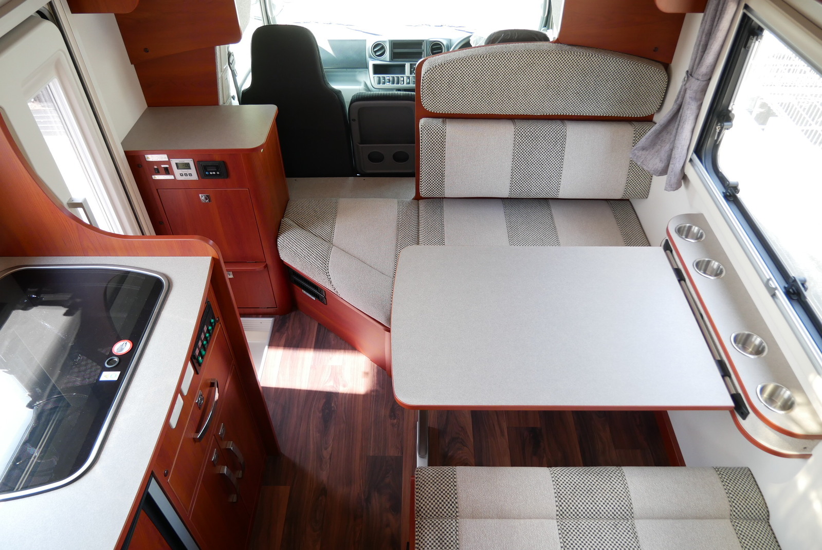 キャンピングカーキャブコン