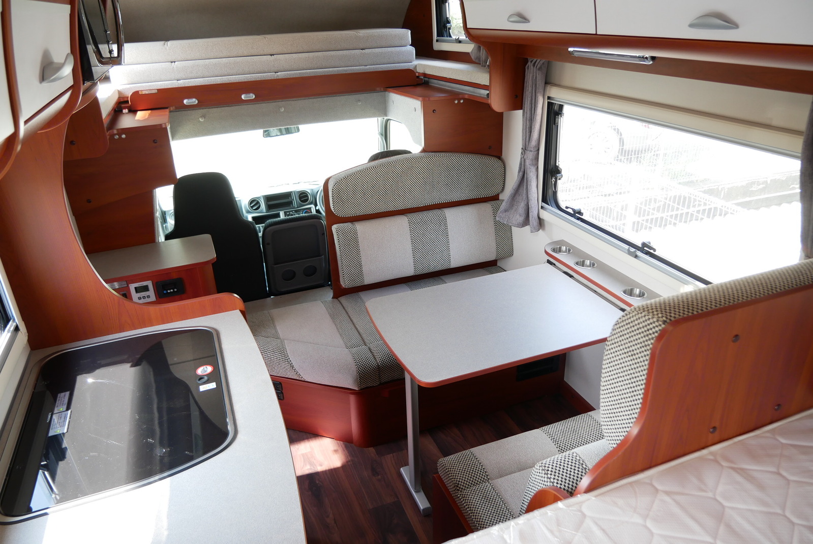 キャンピングカーキャブコン