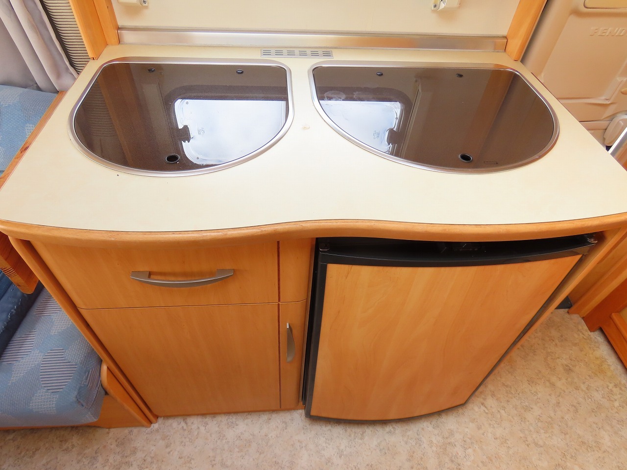 キャンピングカートレーラー