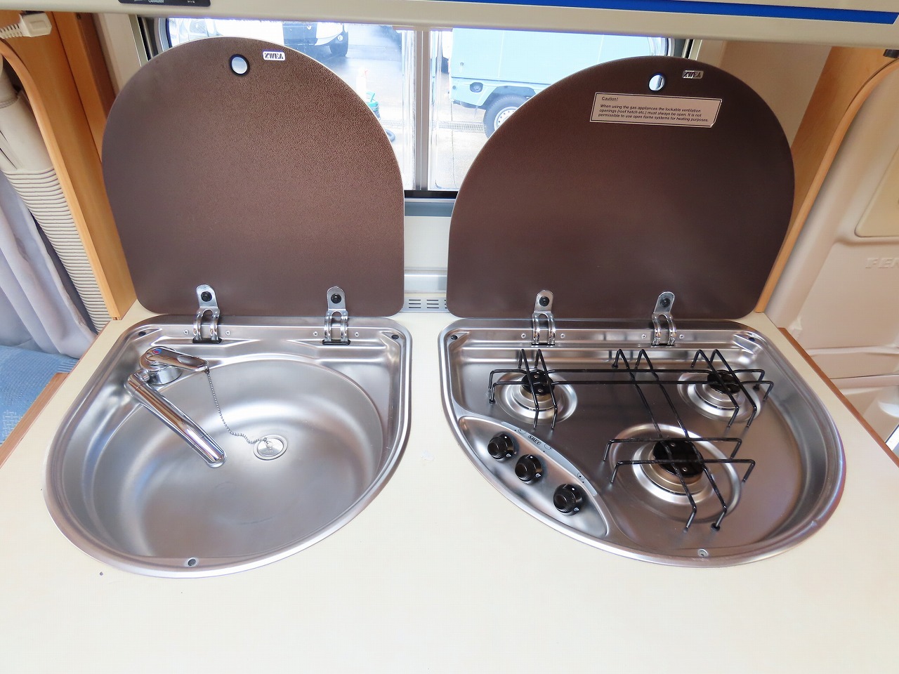 キャンピングカートレーラー